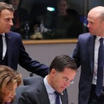 Joseph Muscat saluda a Emmanuel Macron en la última cumbre europea
