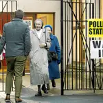 Una monja acude a votar ayer a un colegio electoral de Belfast, la capital de Irlanda del Norte