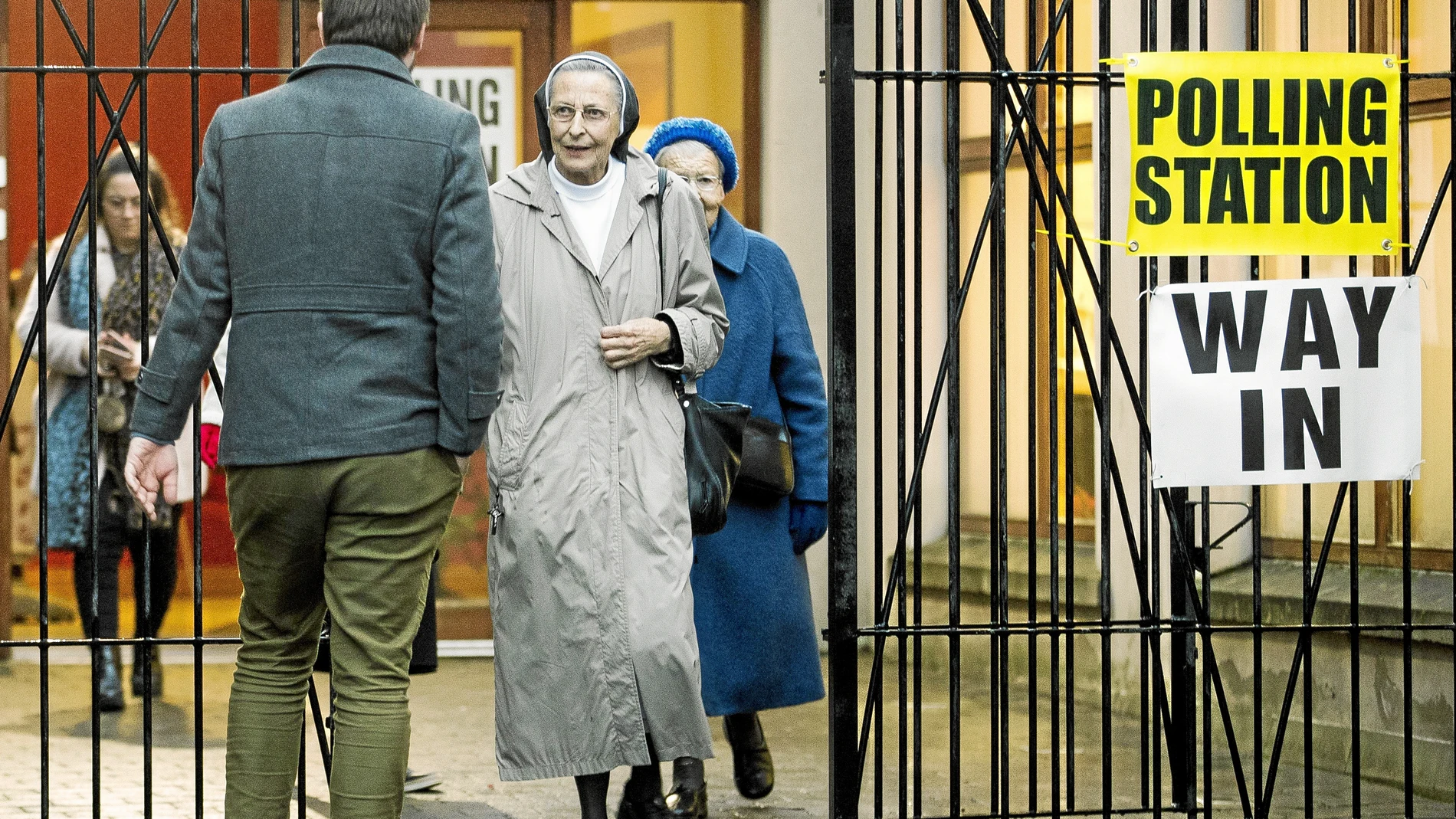 Una monja acude a votar ayer a un colegio electoral de Belfast, la capital de Irlanda del Norte
