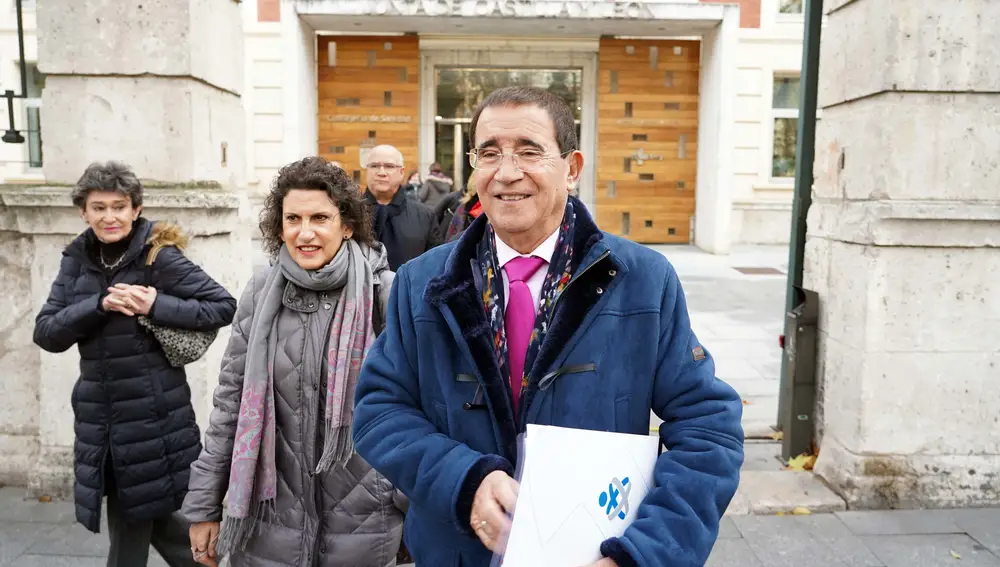 El presidente del Consejo de colegios profesionales de Enfermería de Castilla y León, Alfredo Escaja, sale de la reunión con la consejera de Sanidad, Verónica Casado