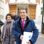El presidente del Consejo de colegios profesionales de Enfermería de Castilla y León, Alfredo Escaja, sale de la reunión con la consejera de Sanidad, Verónica Casado