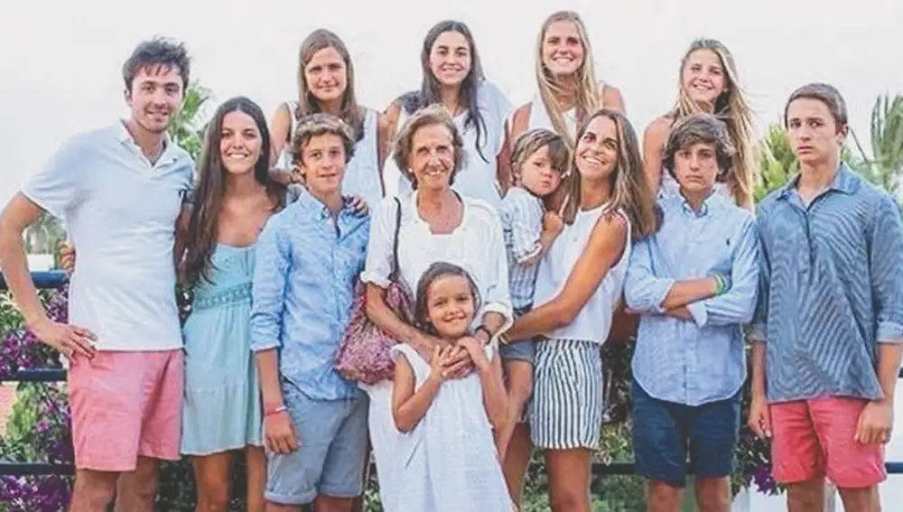 Ana María Vidal Abarca con sus nietos