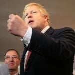 Boris Johnson ofrece una charla en el Sedgefield Cricket Club.