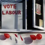 Imagen de mensajes políticos de la campaña laborista en la misma calle donde reside Jeremy Corbyn en Londres. REUTERS/Toby Melville