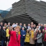 Nicola Sturgeon se retrató junto a los nuevos diputados del Partido Nacionalista Escocés