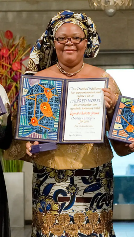 Leymah Gbowee posa con el Nobel de la Paz 2011