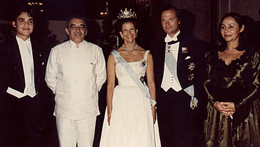 Gabriel García Márquez con su familia y la familia real sueca en 1982.