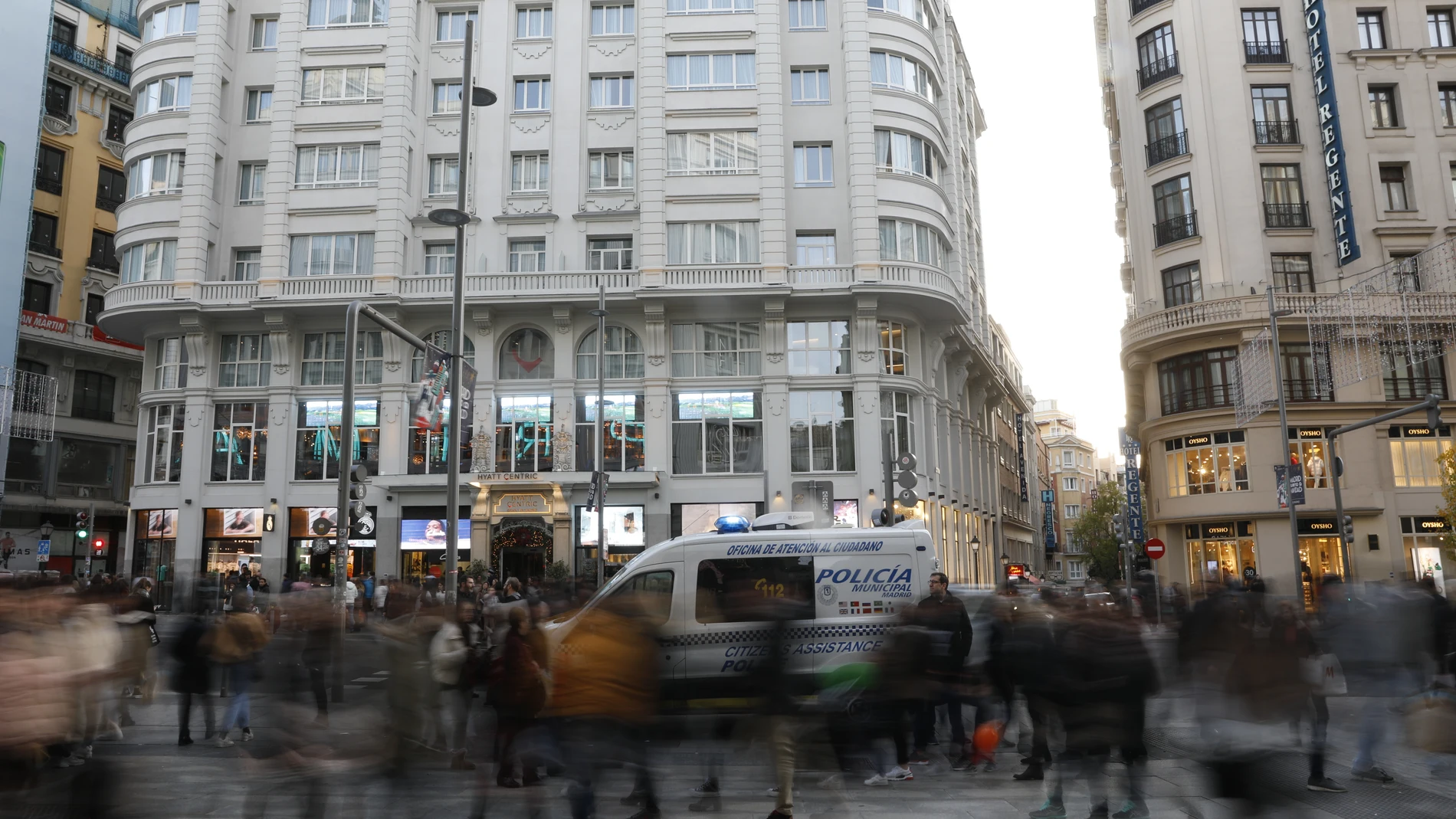 Durante estos días festivos, el centro es un hervidero de madrileños de compras y visitantes que acuden a la ciudad para disfrutar de su iluminación y espectáculos