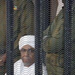 Omar Hassan al-Bashir durante su juicio por de tráfico ilegal de divisas y corrupción en Sudán.