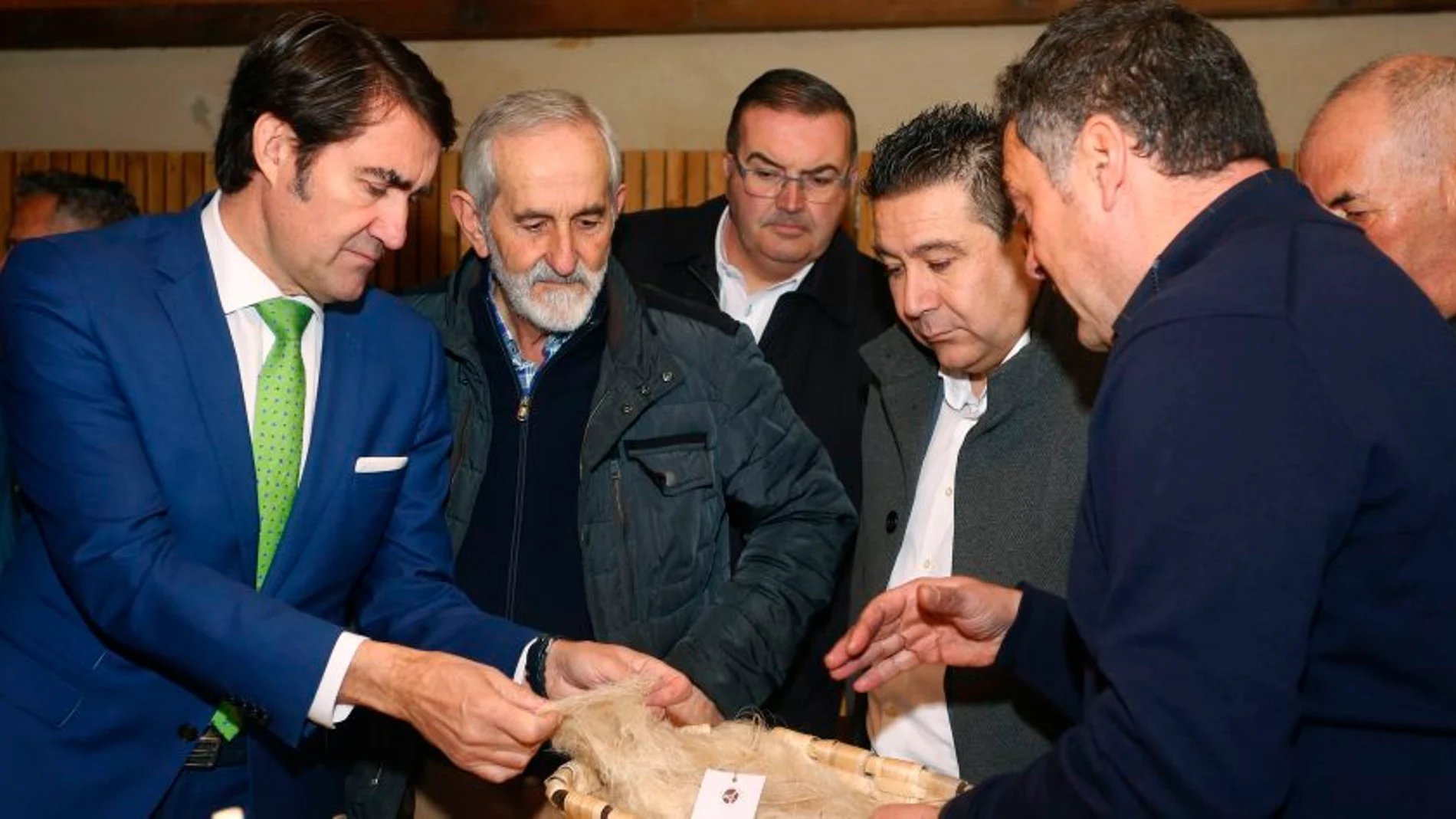 El consejero de Fomento y Medio Ambiente, Juan Carlos Suárez-Quiñones, inaugura en Salomón el 'Ecomuseo de la lana merina trashumante'. Junto a él, el vicepresidente de la Diputación, Matías Llorente y el procurador en las Cortes de UPL, Luis Mariano Santos