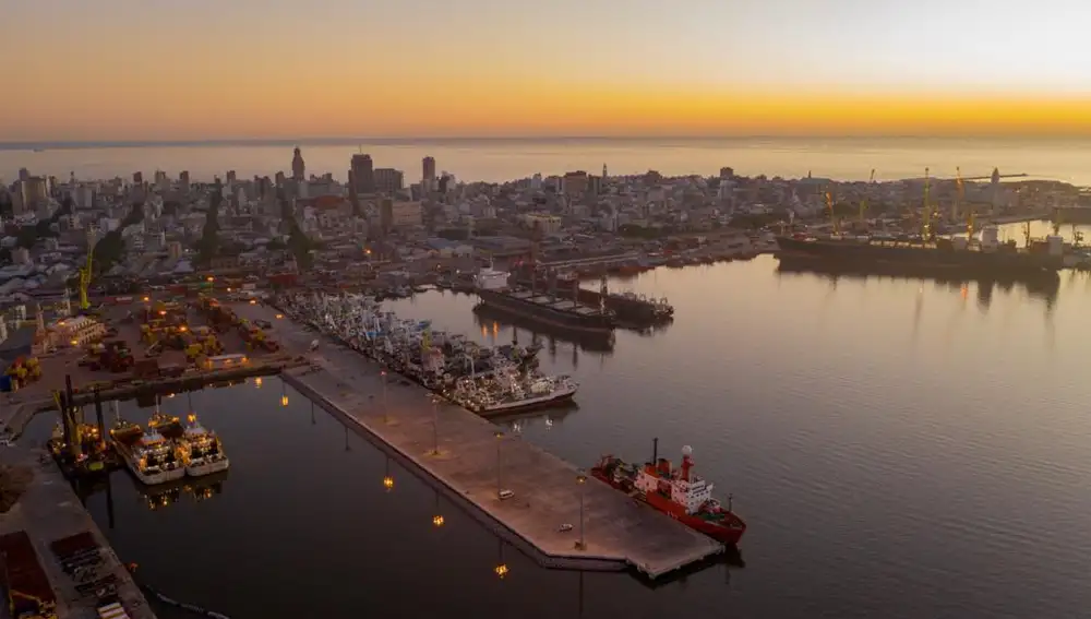 Imagen del Hespérides atracado en el puerto de Montevideo
