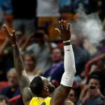 LeBron James, en un gesto habitual antes del arranque de los partidos