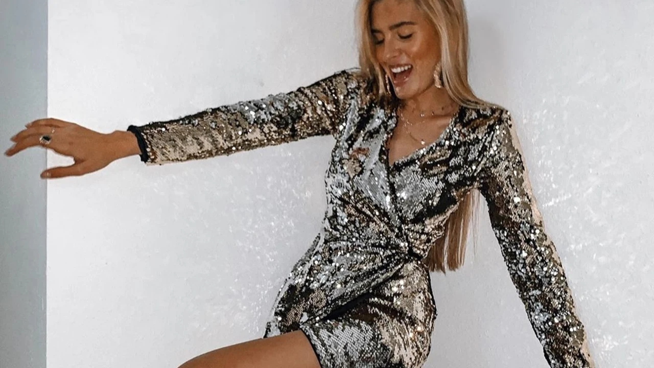 Si eres de las que adora el color oro y las lentejuelas para la noche de Fin de Año, este vestido de Bershka es para ti Si eres de las que adora el color oro y las lentejuelas para la noche de Fin de Año, este vestido de Bershka es para ti