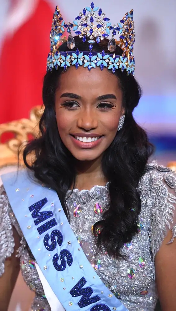 London (United Kingdom), 14/12/2019.- Miss World 2019 Miss Jamaica Toni-Ann Singh (C) reacts after being crowned during the Miss World 2019 final in the Excel centre in London, Britain, 14 December 2019. The annual Miss World competition returns to London for its 69th year. (Reino Unido, Londres) EFE/EPA/FACUNDO ARRIZABALAGA