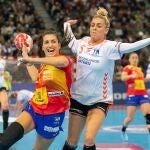 La española Lara González Ortega (i) intenta lanzar ante la holandesa Jessy Kramer (d) durante la final del Mundial de balonmano femenino disputada entre España y Países Bajos, este domingo en Kumamoto, Japón.