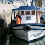 Un pesquero en un puerto gallego