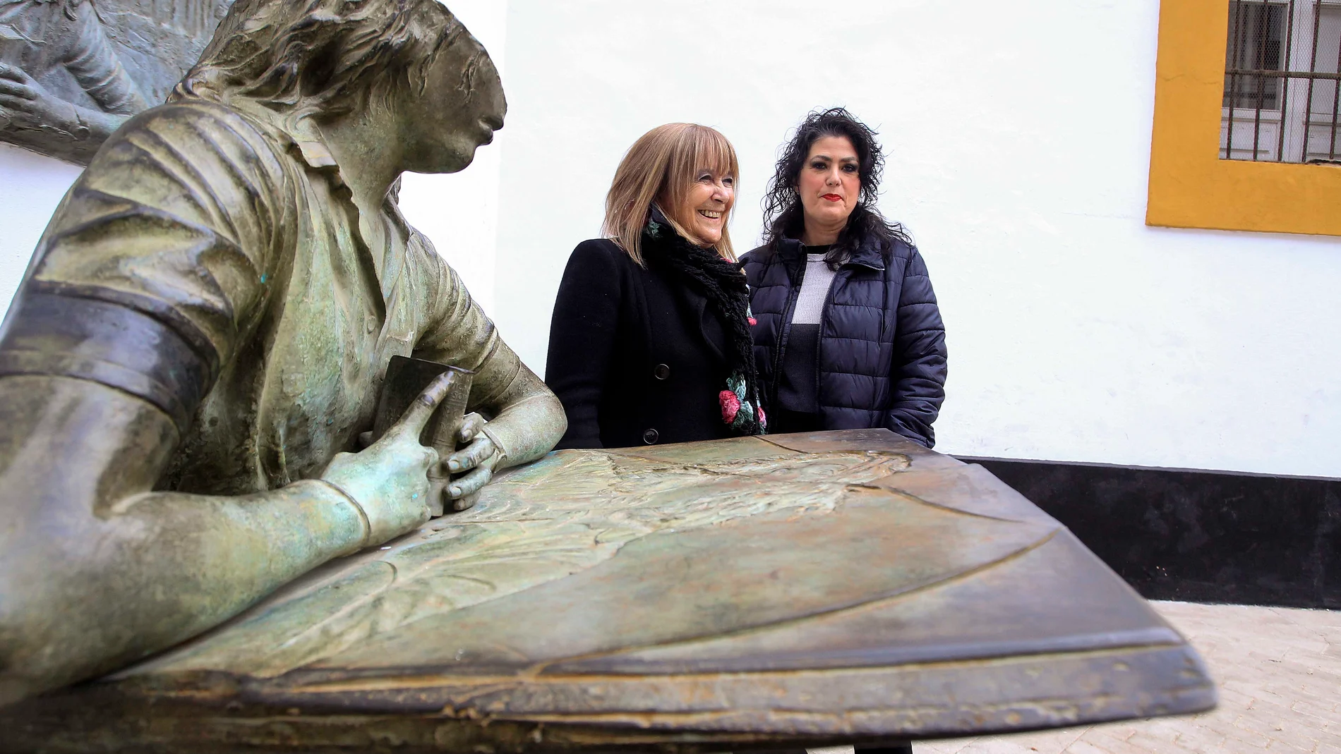 Un paseo literario recorrió el entramado vital de Chaves Nogales. En la imagen, la profesora Maribel Cintas y la directora del CAL, Eva Díaz
