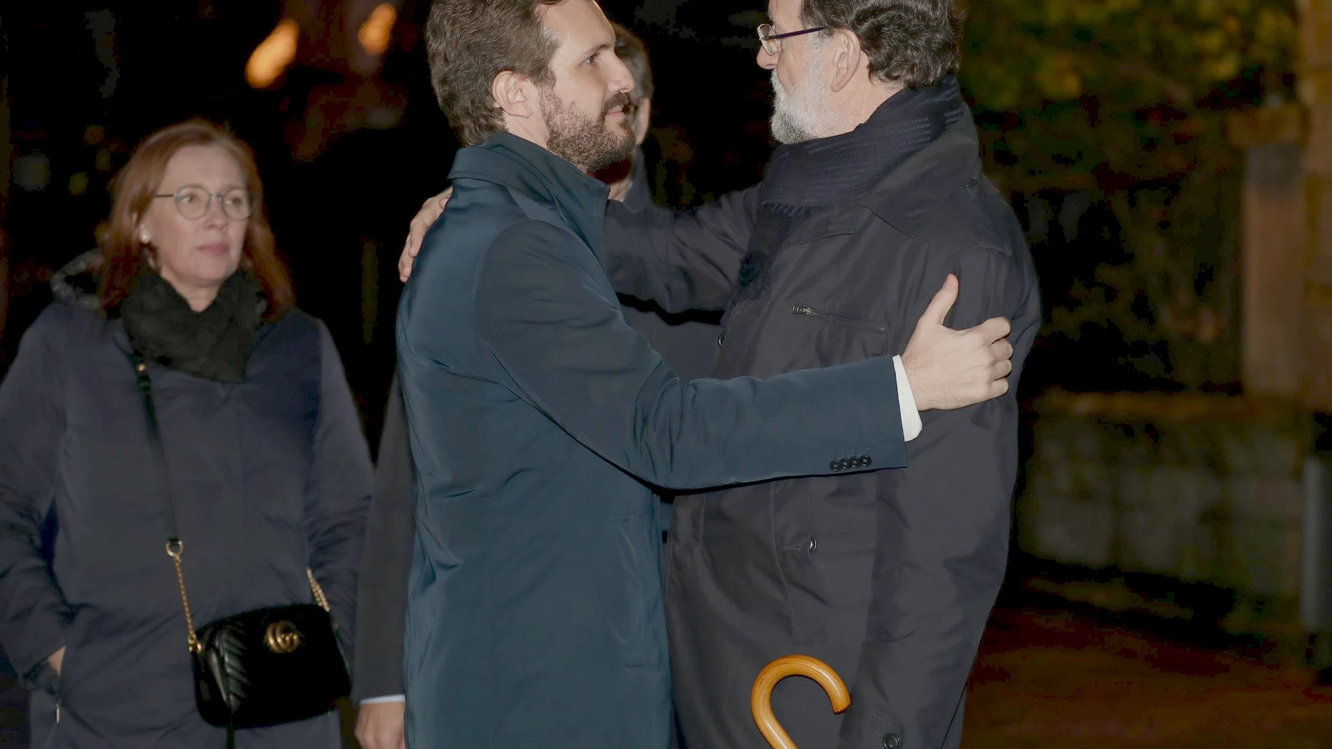 El presidente del Partido Popular, Pablo Casado, abraza a Mariano Rajoy a su llegada al funeral de Mercedes Rajoy Brey. © Beatriz Ciscar /Europa Press