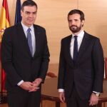 Pedro Sánchez y Pablo Casado momentos antes de su reunión en el Congreso de los Diputados, en Madrid