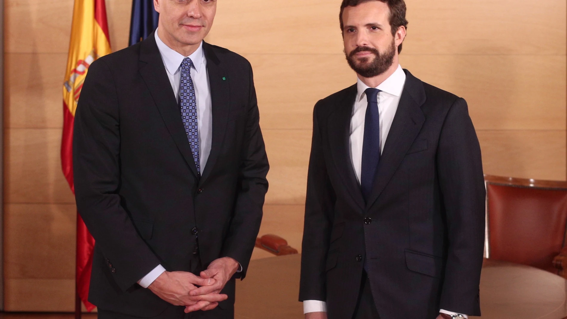 Pedro Sánchez y Pablo Casado momentos antes de su reunión en el Congreso de los Diputados, en Madrid
