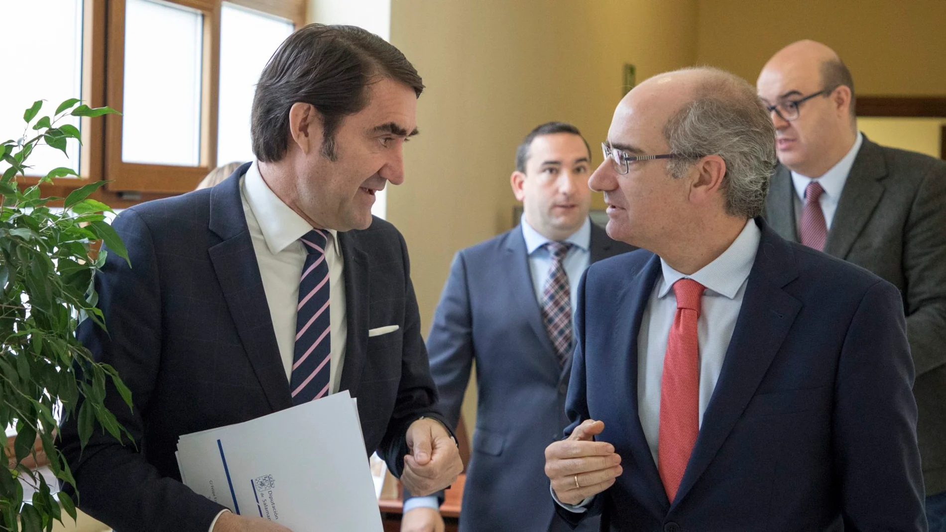 El consejero de Fomento y Medio Ambiente, Juan Carlos Suárez-Quiñones, se reúne con el presidente de la Diputación de Salamanca, Javier Iglesias