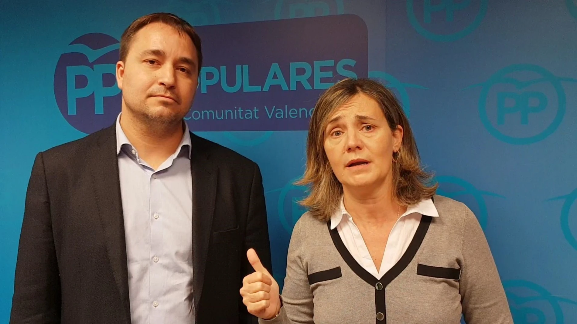 El portavoz del PP en el Ayuntamiento de Oliva, Salvador LLopis, junto a la vicesecretaria general del PPCV, Elena Bastidas