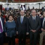 El presidente de las Cortes de Castilla y León, Luis Fuentes, participa en el acto de entrega de los premios de la III edición del concurso escolar 'Valores Democráticos' de la Fundación Valsaín. En la imagen, Álvaro Gil Robles, Luis Fuentes, Clara Luquero, Miguel Ángel de Vicente y Luis Domingo González