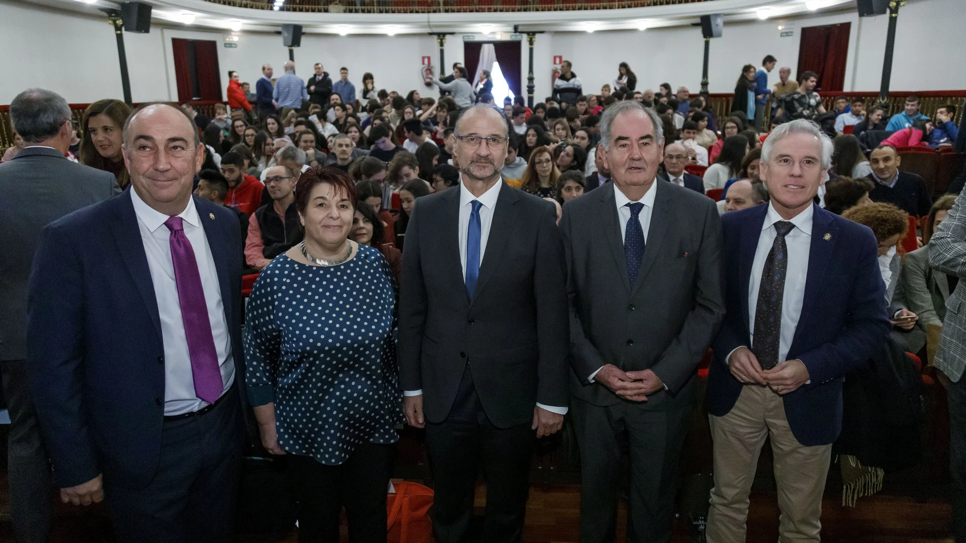 El presidente de las Cortes de Castilla y León, Luis Fuentes, participa en el acto de entrega de los premios de la III edición del concurso escolar 'Valores Democráticos' de la Fundación Valsaín. En la imagen, Álvaro Gil Robles, Luis Fuentes, Clara Luquero, Miguel Ángel de Vicente y Luis Domingo González