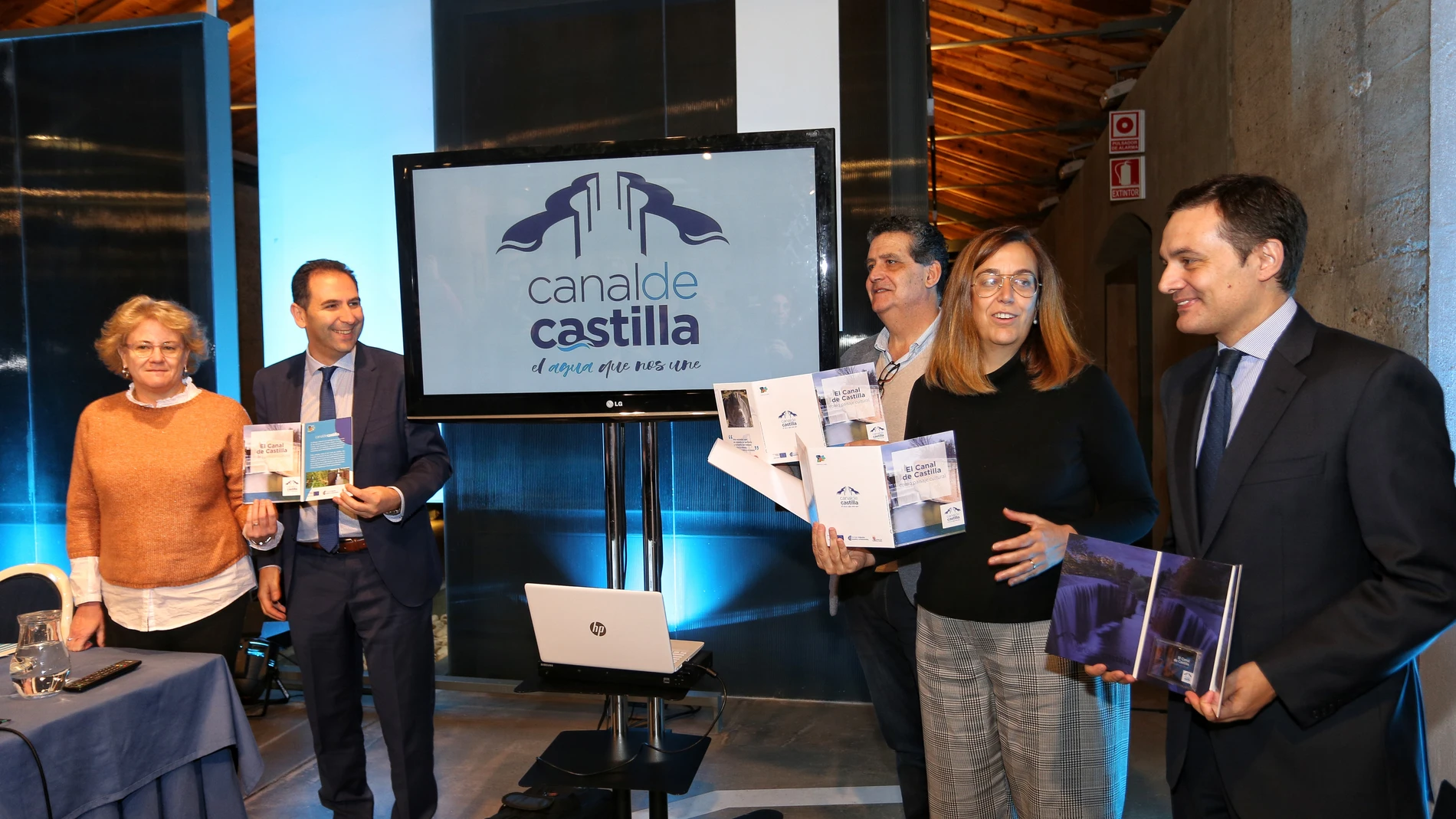 La representante de Patrimonio Inteligente, Ana Martínez; el alcalde de Palencia, Mario Simón; el representante de Patrimonio Inteligente, Arturo Balado; la presidenta del Consorcio para la gestión del Canal de Castilla, Ángeles Armisen; y el viceconsejero de Cultura, Raúl Fernández Sobrino, en la presentación de la marca del Canal de Castilla 'El agua que nos une'