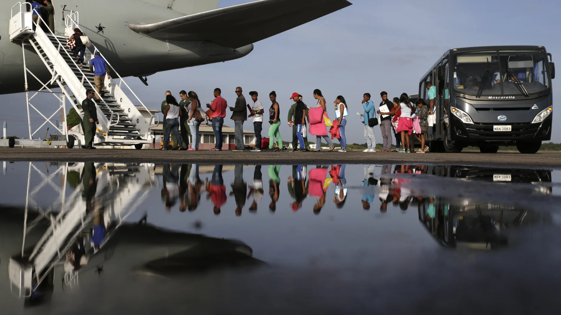 Venezolanos ingresan a un avión en el aeropuerto de Boa Vista (Brasil) en una foto de archivo