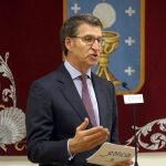 El presidente de la Xunta , Alberto Nuñez Feijoo, comparece ayer tras mantener una conversación telefónica con el presidente en funciones, Pedro Sánchez