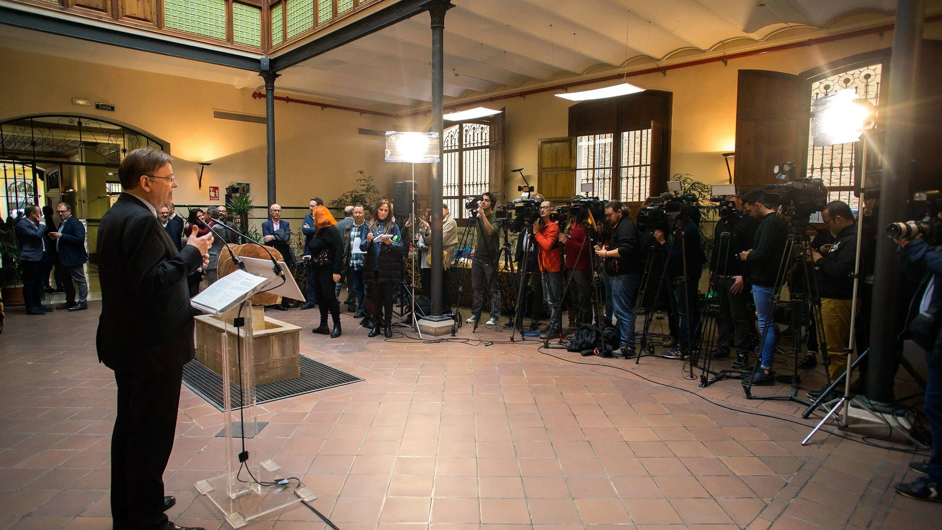 GRAFCVA615. CASTELLÓN DE LA PLANA, 17/12/2019.- El presidente de la Generalitat Valenciana, Ximo Puig, durante la rueda de prensa que ha ofrecido en Castellón tras hablar con el presidente del Gobierno en funciones, Pedro Sánchez sobre la investidura.- EFE/ Domenech Castelló