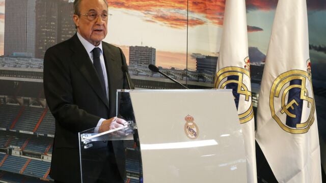 El presidente del Real Madrid, Florentino Pérez, ofrece su discurso durante la tradicional copa de Navidad del Real Madrid celebrada este martes en el estadio Santiago Bernabéu, en Madrid.