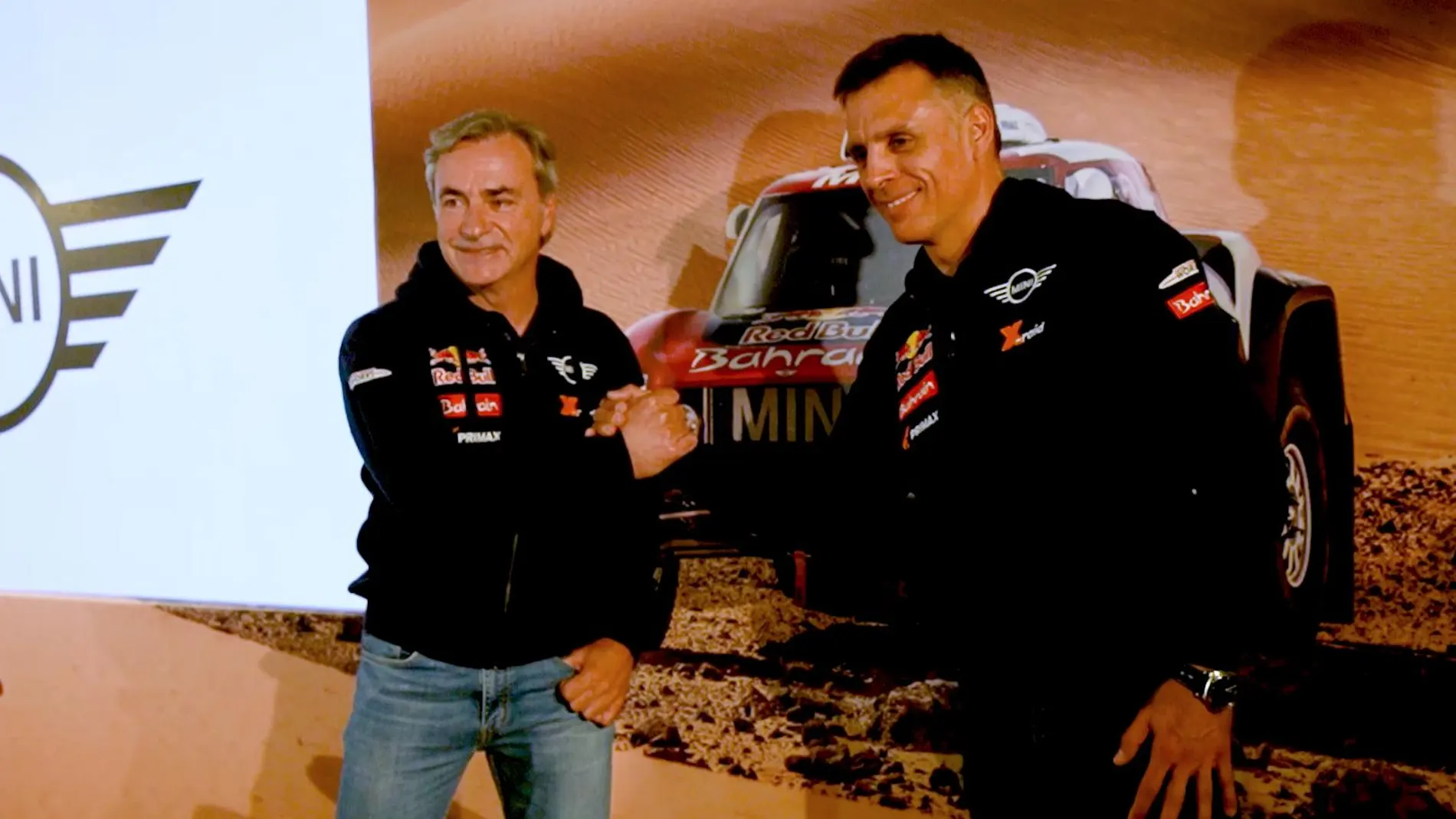 Carlos Sáinz y Lucas Cruz durante la rueda de prensa del Rally Dakar