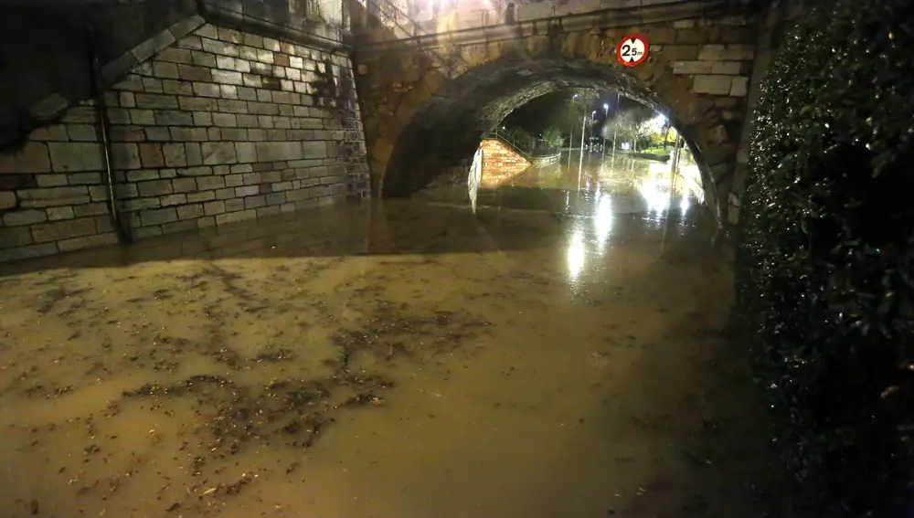 Río Bernesga desbordado a su paso por la capital leonesa. En la imagen, el Paseo de Salamanca cortado por la inundación