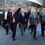 16 de diciembre de 2019, México, Monterrey: el presidente mexicano, Andrés Manuel López Obrador (2 ° L) llega para asistir a la 6 ° Conferencia Internacional sobre Innovación Educativa CIIE Tec 2019, en el Centro Deportivo Borrego de la Universidad Privada Tecnológica de Monterrey