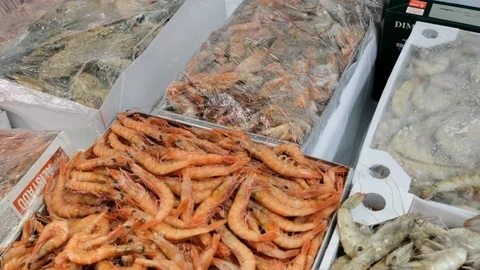 Cajas con gambas y langostinos en la sección de pescadería y mariscos de un supermecado coincidiendo con los preparativos de las fiestas navideña