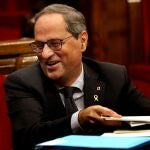 El presidente de la Generalitat, Quim Torra, recoge unos papeles al finalizar la última sesión de control del año en el Parlament, este miércoles en Barcelona.