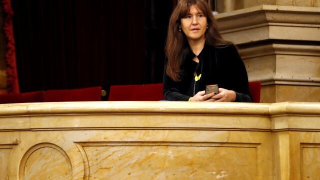 La diputada de JxCat en el Congreso, Laura Borràs sigue desde la tribuna de invitados la última sesión de control del año al Govern y al President.