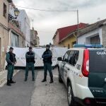 La Guardia Civil inspecciona la vivienda de la localidad valenciana de Manuel en la que el detenido por la muerte de Marta Calvo supuestamente la descuartizó