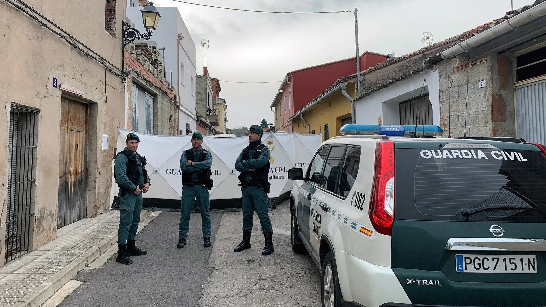 La Guardia Civil inspecciona la vivienda de la localidad valenciana de Manuel en la que el detenido por la muerte de Marta Calvo supuestamente la descuartizó