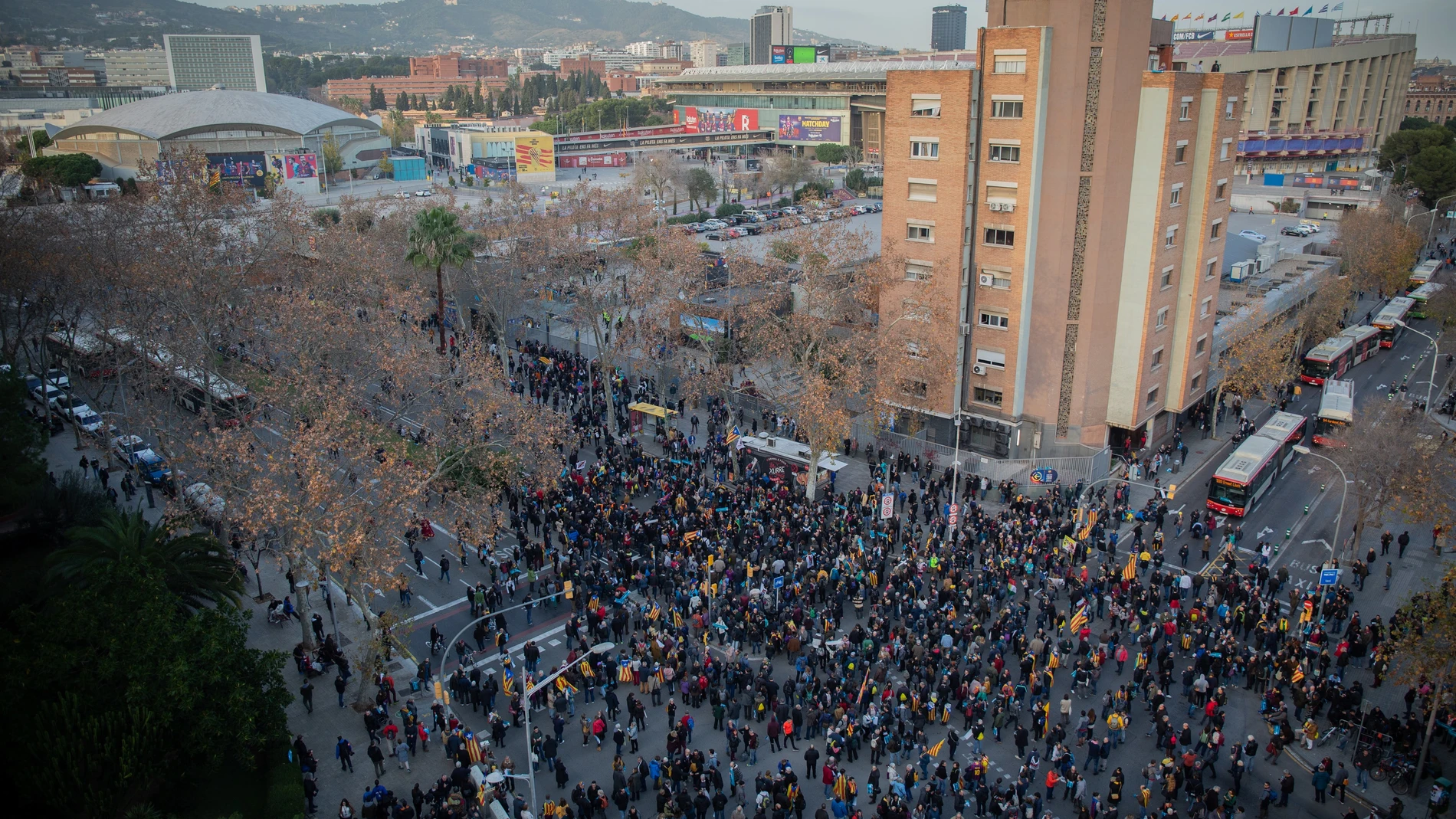 AMP.- Unas 5.000 personas convocadas por Tsunami protestan en los alrededores del Camp Nou