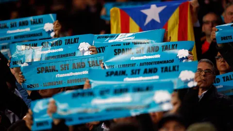 18/12/2019.- Miles de aficionados levantan pancartas y cartulinas en el estadio del Camp Nou minutos antes de que comience el partido aplazado de LaLiga entre el Barcelona y el Real Madrid. EFE/ Alejandro García