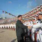 El presidente Xi Jinping saludo a los marinos chinos en un acto en 2019