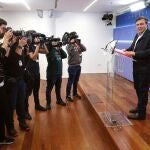El diputado de Teruel Existe, Tomás Guitarte, durante la rueda de prensa en el Congreso este miércoles tras su reunión con Simancas