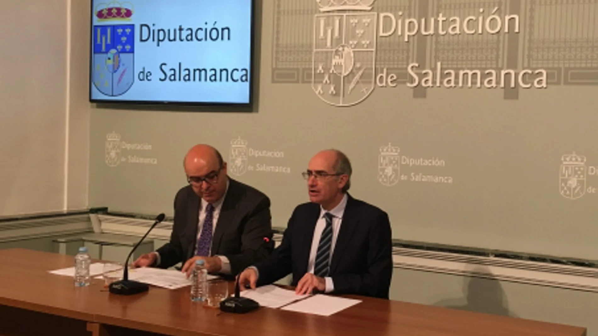 El presidente de la Diputación de Salamanca, Javier Iglesias, junto al responsable de Fomento, Carlos García Sierra, presentan el Plan de Carreteras