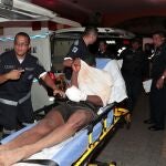 Un preso herido de la cárcel La Joyita llega al hospital después del tiroteo en Panamá.