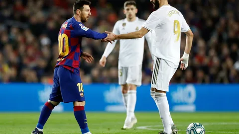 -Los jugadores del Real Madrid, Benzemá (d) y del Barcelona, Messi (i), durante el último Clasico de Liga