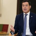 El presidente de la Junta de Andalucía, Juanma Moreno, entrevistado en Antena 3 TV