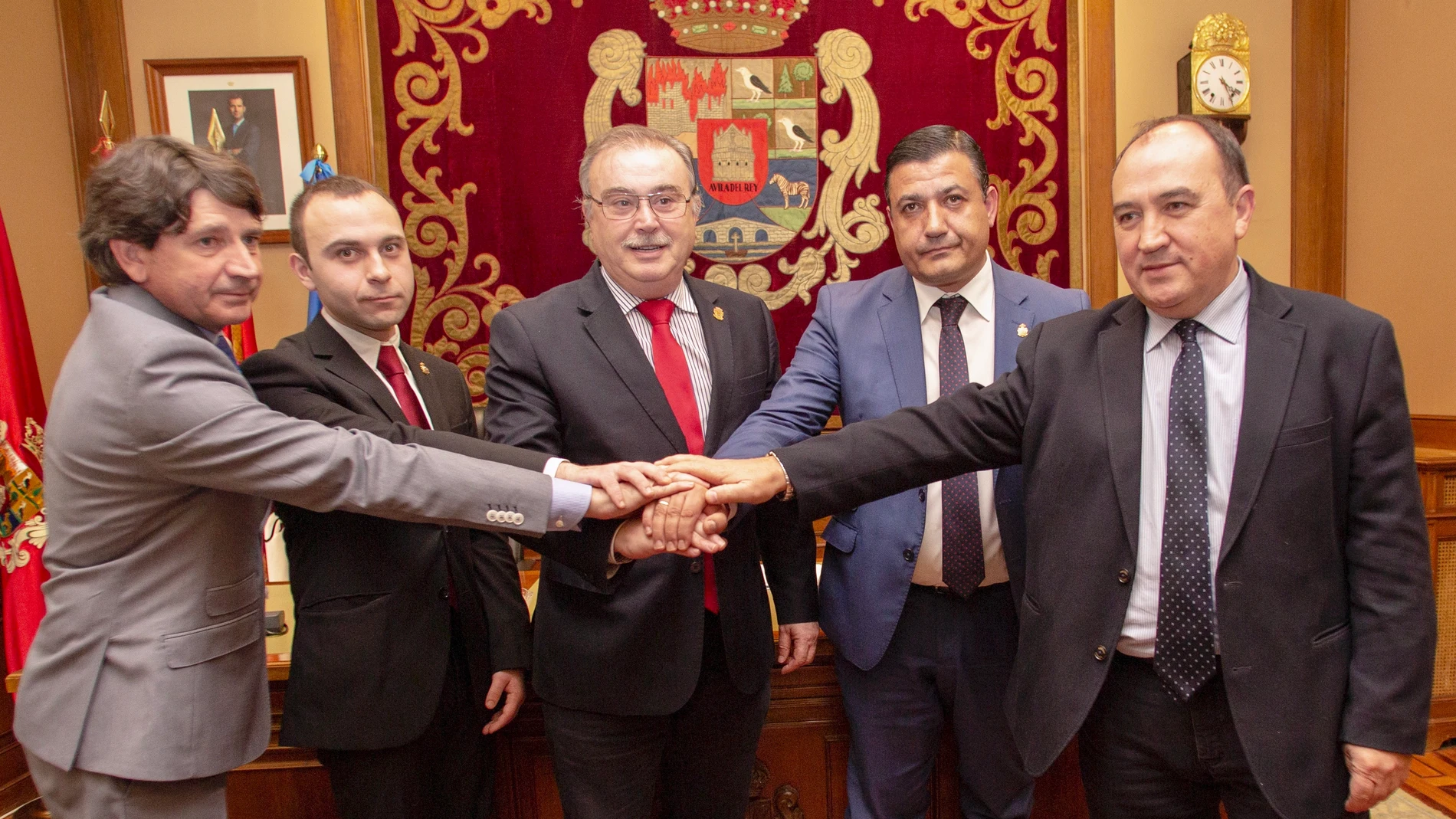 El salón de plenos del Palacio Provincial acoge la sesión extraordinaria para la aprobación de los Presupuestos de la Diputación de Ávila presidido por Carlos García